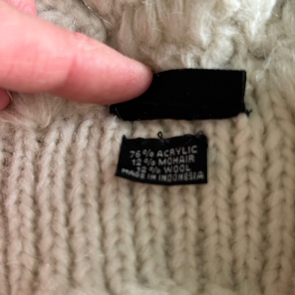 Elegant Cream Knit Neck Warmer - Picture 5 of 5